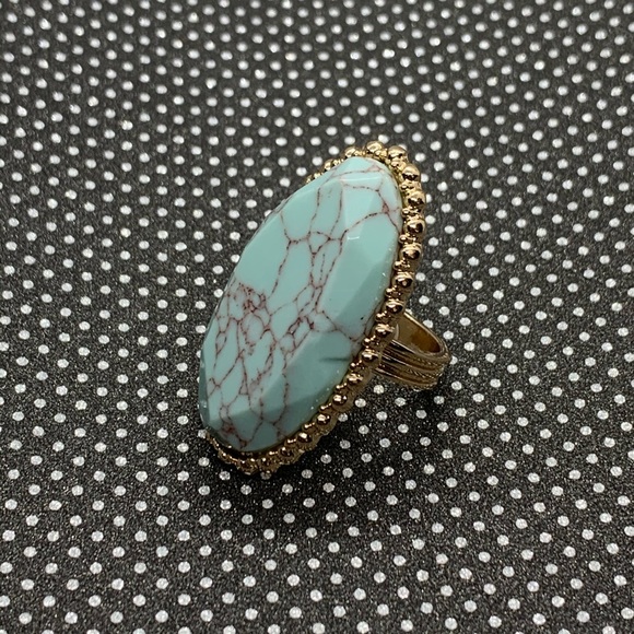Howlite elongated ring in gold tone - Picture 3 of 6